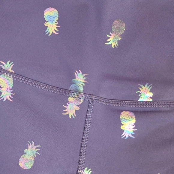 BEYOND YOGA NWOT XS PURPLE LEGGINGS WITH SILVER METALLIC PINEAPPLES - Picture 3 of 8